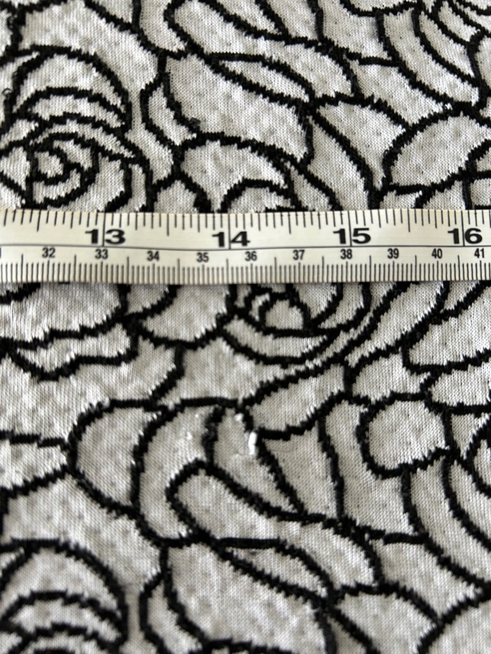 Women’s Top with pockets. Size Large. Beautiful flower design. - Picture 5 of 8